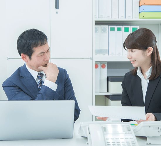 商談する男女の写真