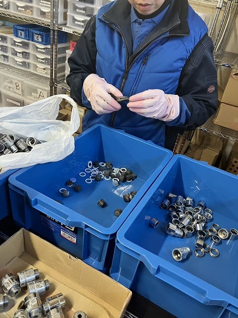 節水装置の分解作業